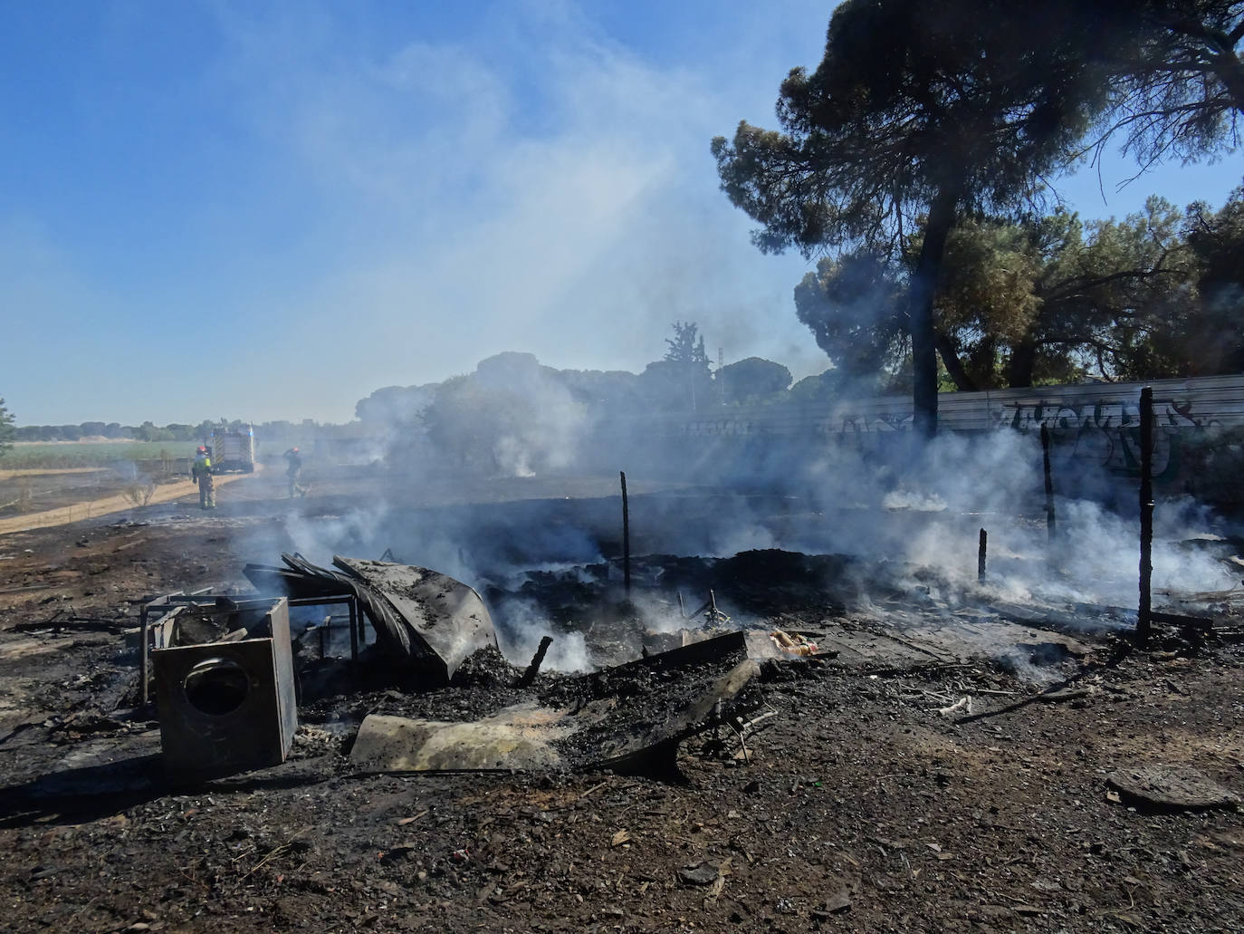 Fotos: El fuego calcina la última chabola de Pinar de Jalón, en Valladolid