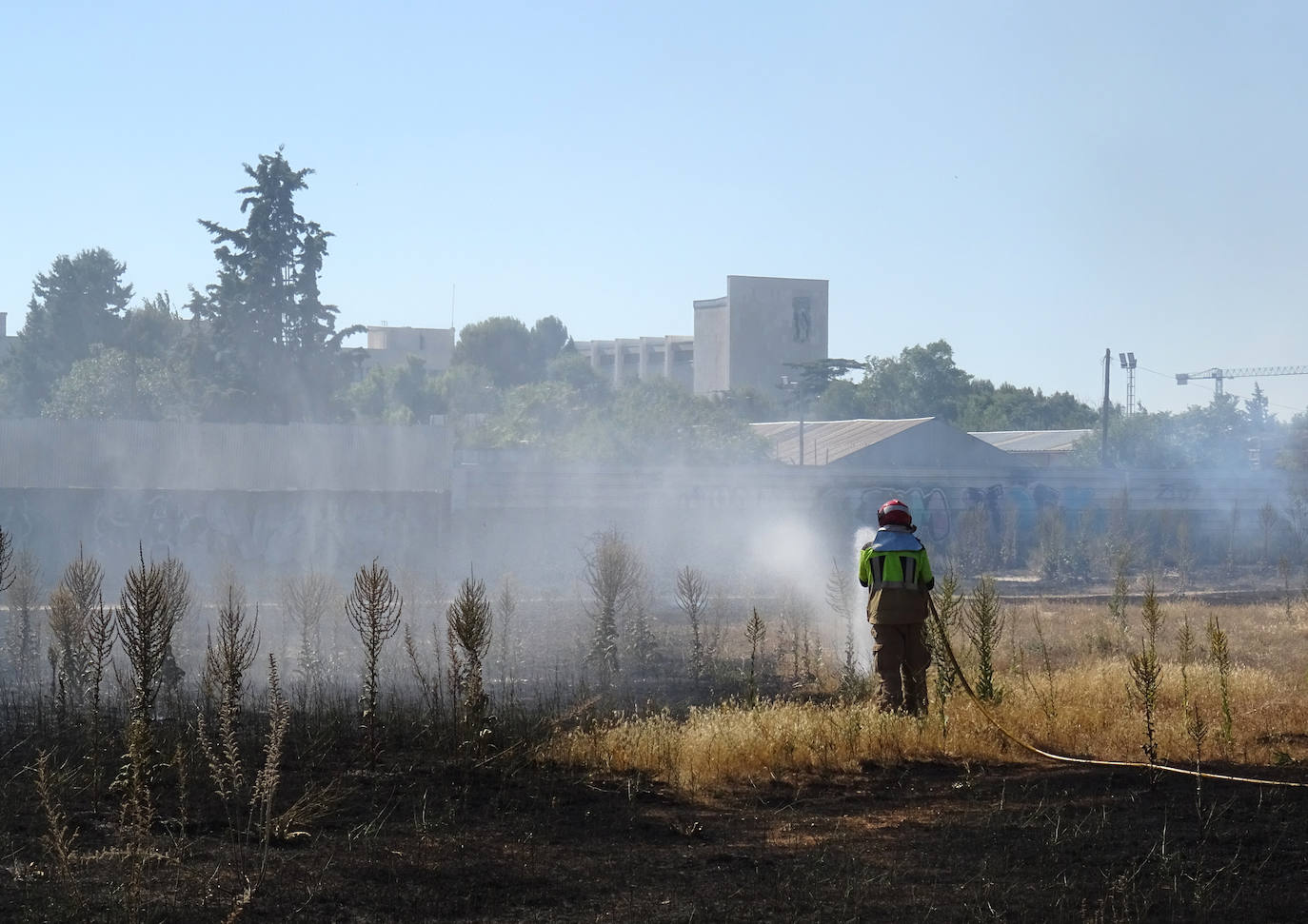 Fotos: El fuego calcina la última chabola de Pinar de Jalón, en Valladolid