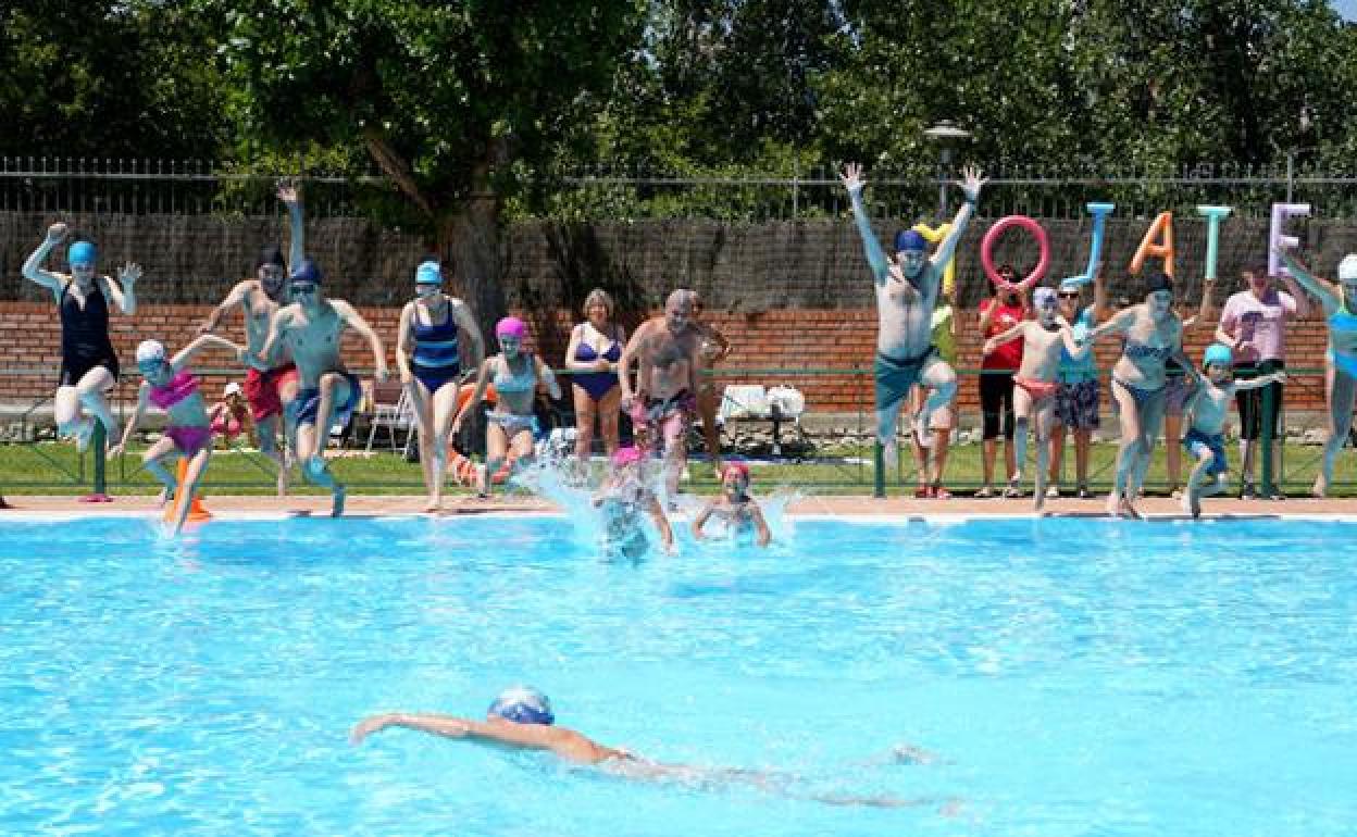 Salto inaugural de la jornada solidaria 'Mójate por la Esclerosis Múltiple. 