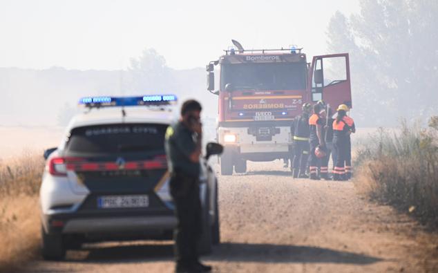 Fotos: Controlado el fuego que amenazó la zona de pinar en Aldeamayor de San Martín