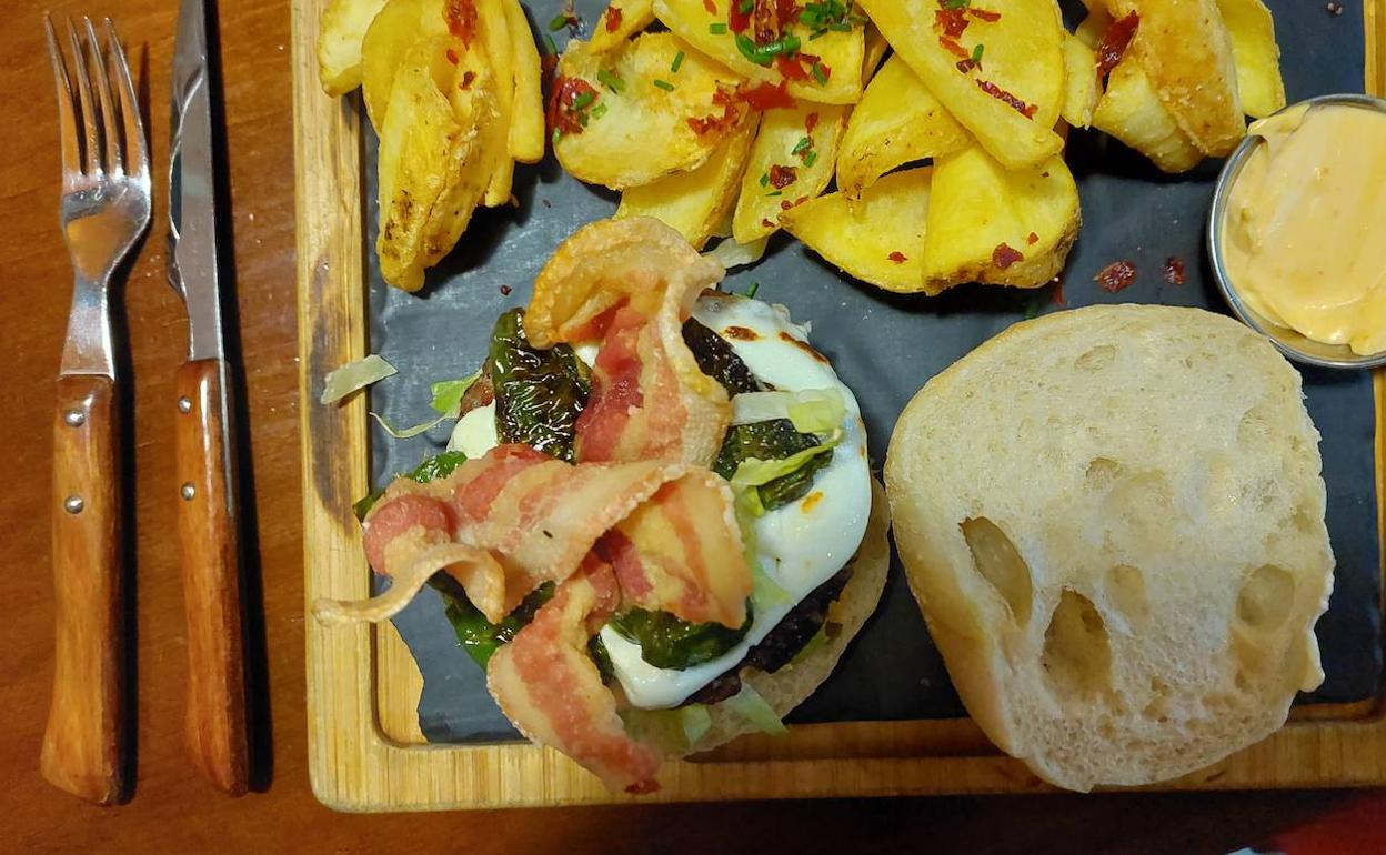 La hamburguesa con torrezno de Soria, lista para degustar. 