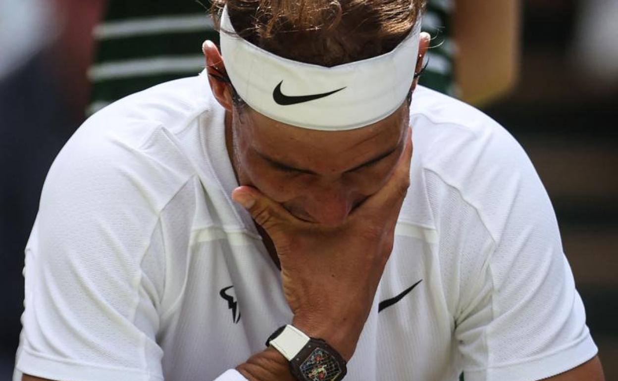 Rafa Nadal, pensativo, durante el partido ante Taylor Fritz en cuartos de Wimbledon. 