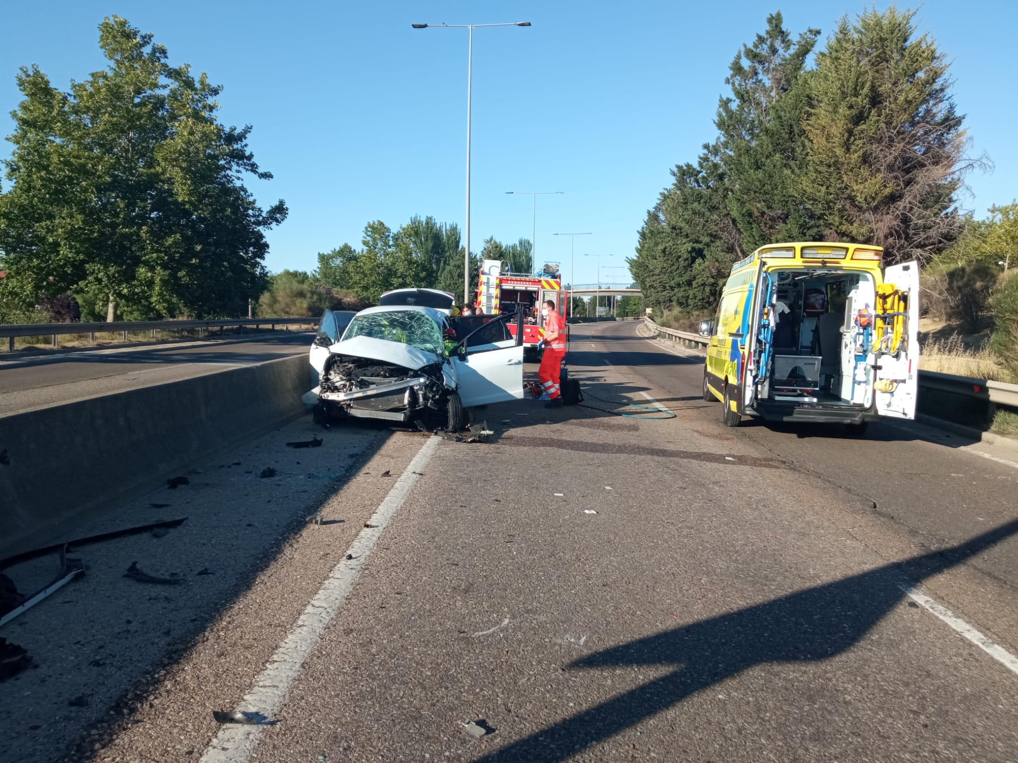 Imagen del vehículo accidentado en la VA-20. 