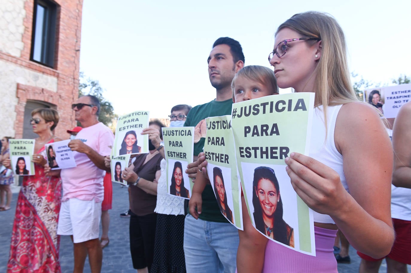 Fotos: Concentración en Traspinedo seis meses después de la muerte de Esther López