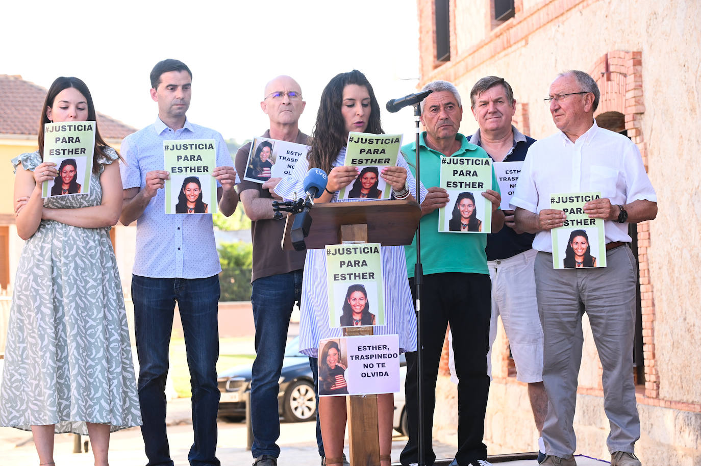 Fotos: Concentración en Traspinedo seis meses después de la muerte de Esther López