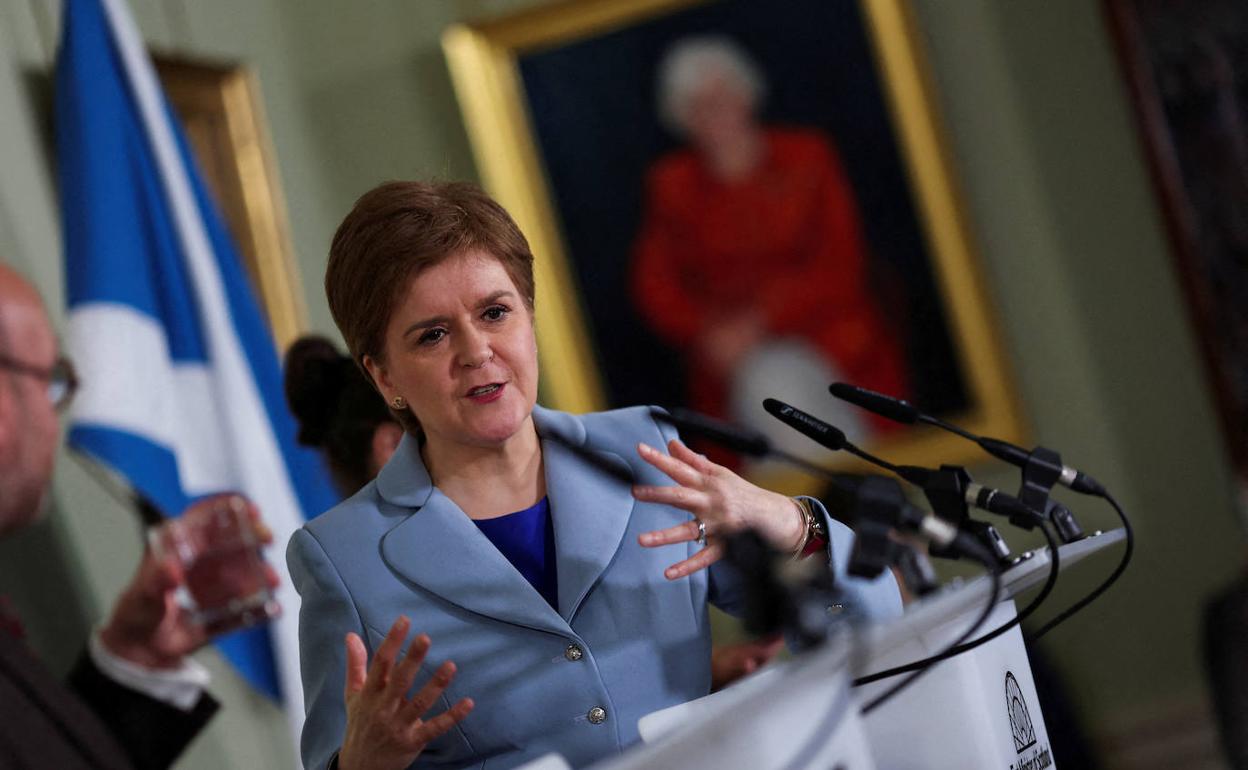 Sturgeon en una rueda de prensa el pasado junio en Edimburgo. 