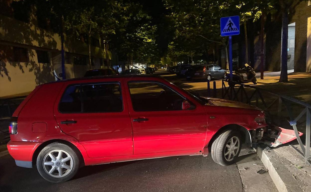 El vehículo del detenido tras chocar contra una valla al tratar de huir. 