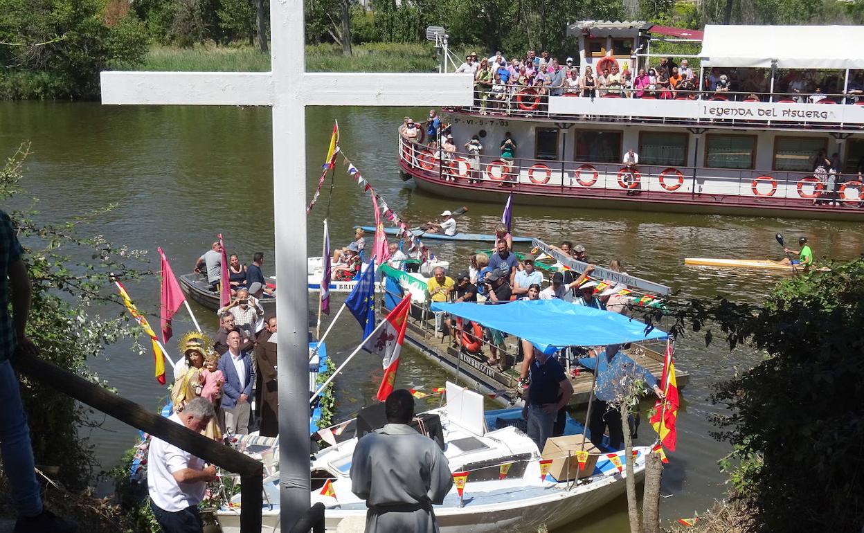 Oficio religioso junto a la cruz del Río de Olmos y la imagen de la Virgen del Carmen en la patera. 