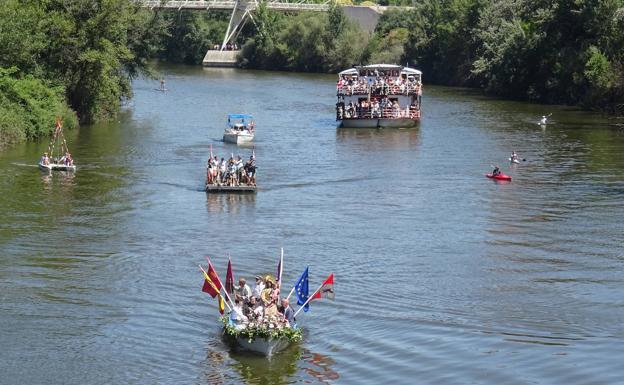 La patera de la Virgen del Carmen abrió la procesión fluvial. 