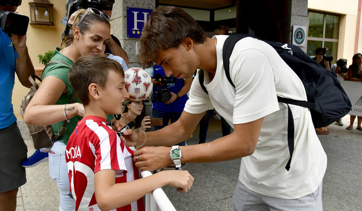 Llegada del Atlético de Madrid a Los Ángeles de San Rafael. 