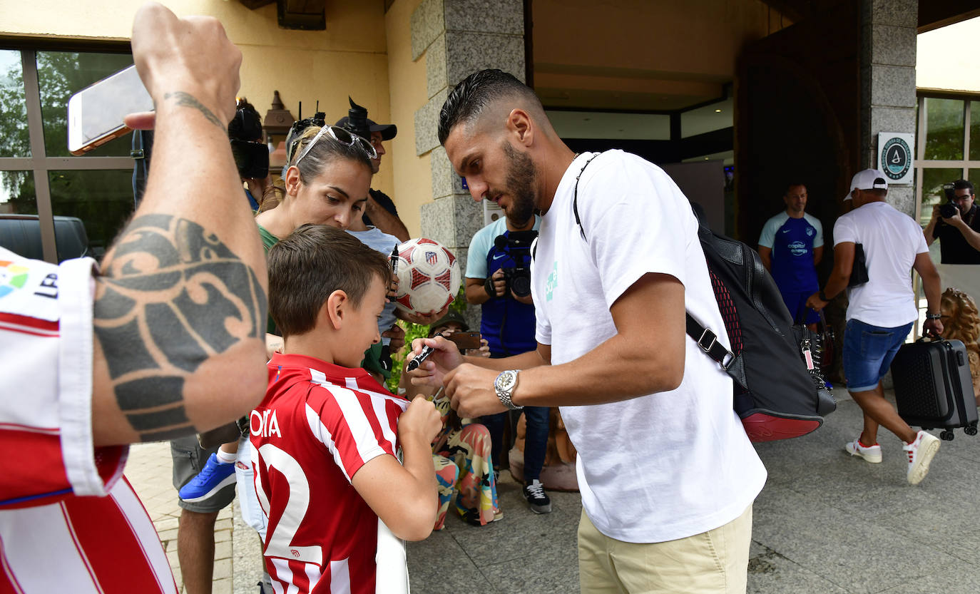 Llegada del Atlético de Madrid a Los Ángeles de San Rafael. 