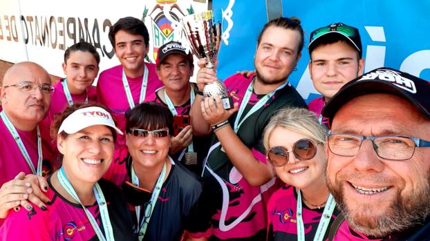 Los miembros del Arco Club posando con el trofeo del tercer puesto por equipos. 