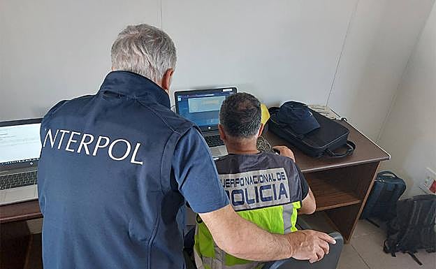 Los agentes desmantelan una red de tráfico de vehículos mundial.