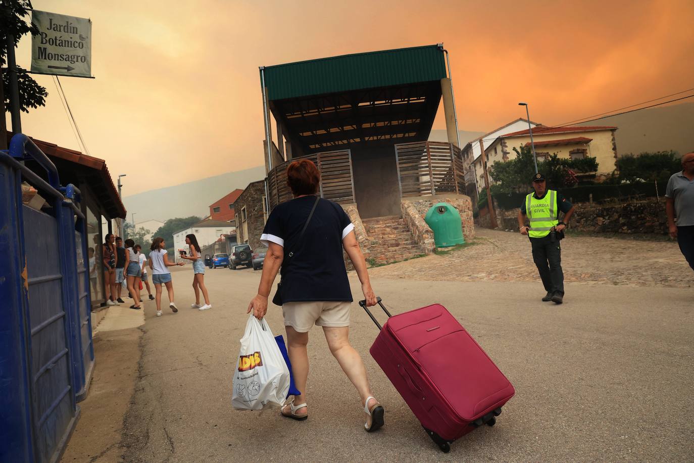 Fotos: El fuego obliga a desalojar a más de un centenar de vecinos de la localidad de Monsagro