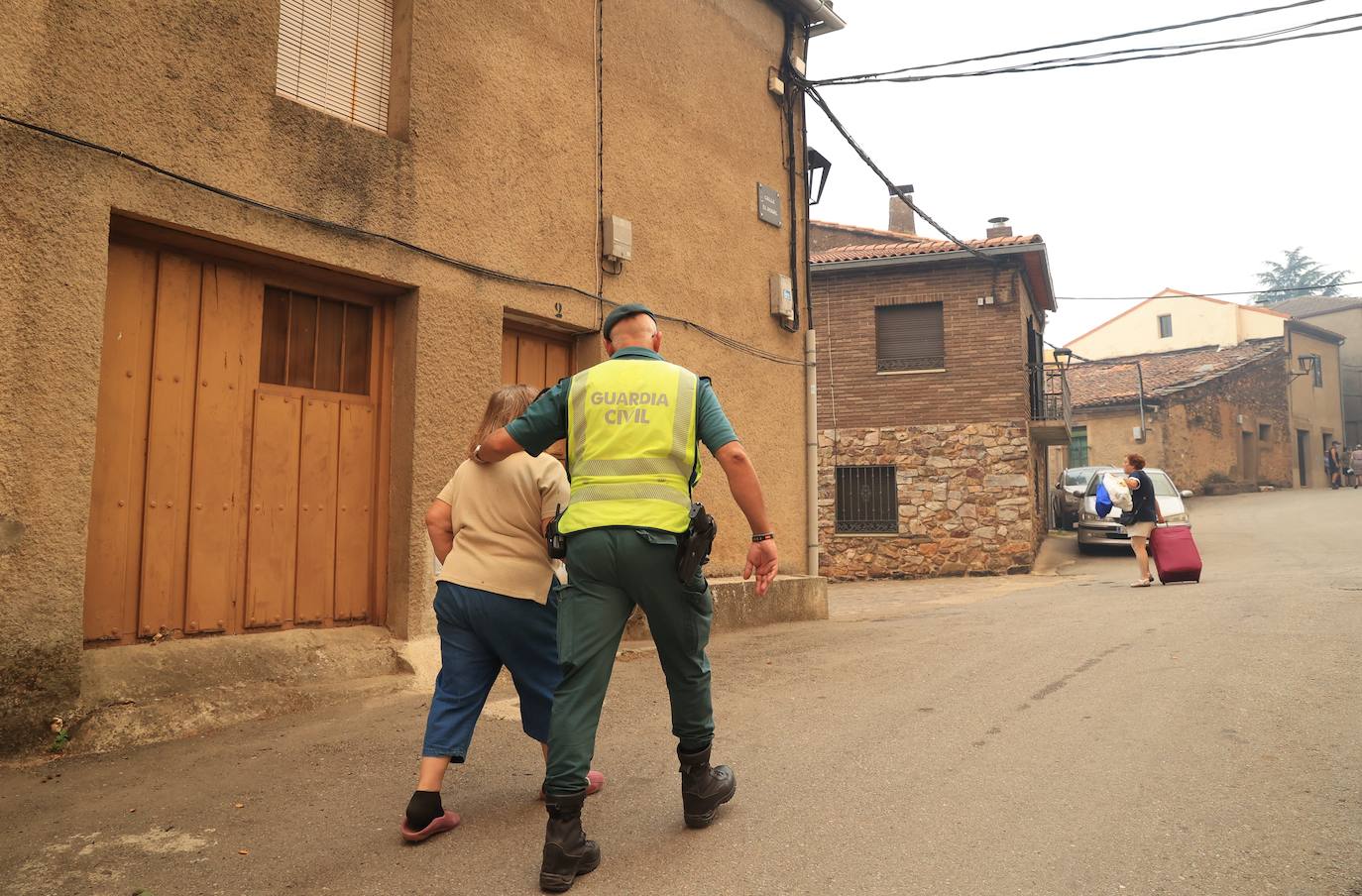 Fotos: El fuego obliga a desalojar a más de un centenar de vecinos de la localidad de Monsagro