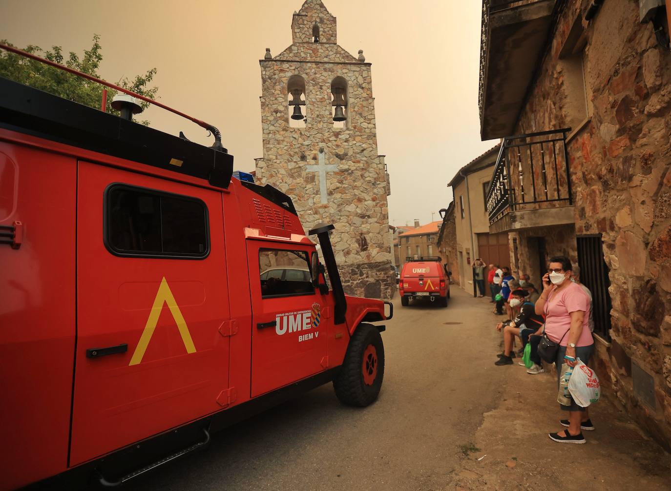 Fotos: El fuego obliga a desalojar a más de un centenar de vecinos de la localidad de Monsagro