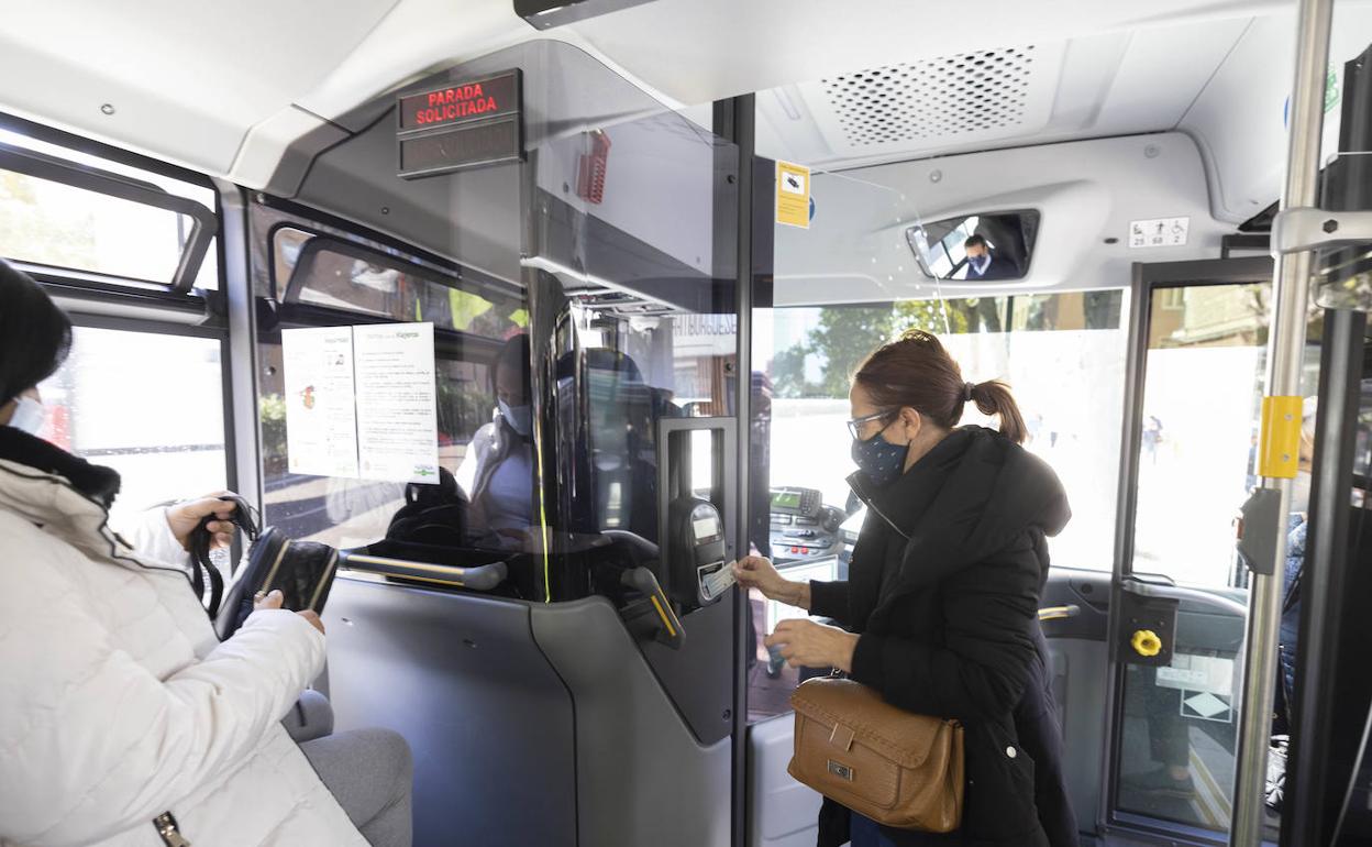 Una usuaria de una línea del autobús de Auvasa. 