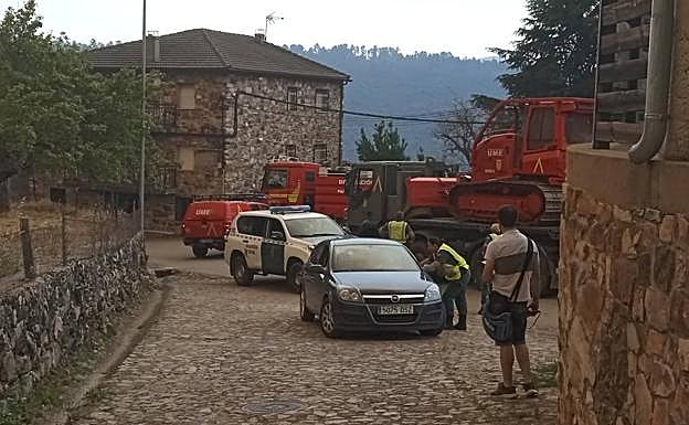 Un camión de bomberos de la Diputación cargando agua, otro de la UME con una gran excavadora, y un agente de la Guardia Civil apremiando a un vecino rezagado a que saliese del pueblo de Monsagro.