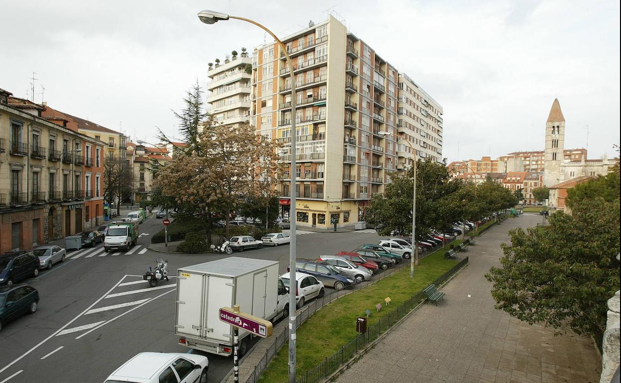 Panorámica de la plaza de Portugalete en 2005 antes de las obras del aparcamiento y de su peatonalización. 