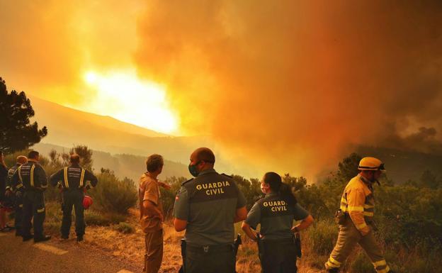 La falta de visibilidad por el humo complica la extinción del fuego en Monsagro