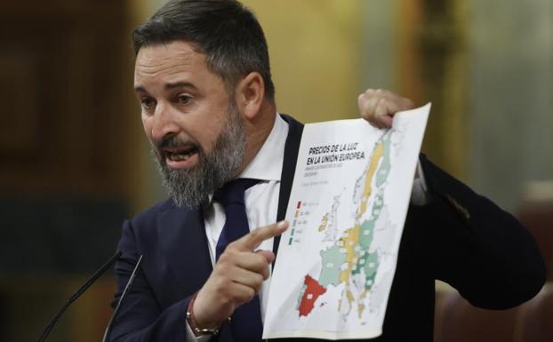 Sántiago Abascal muestra un mapa durante su intervención. 