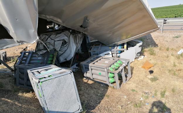 Botellas de helio que transportaba el camión accidentado. 