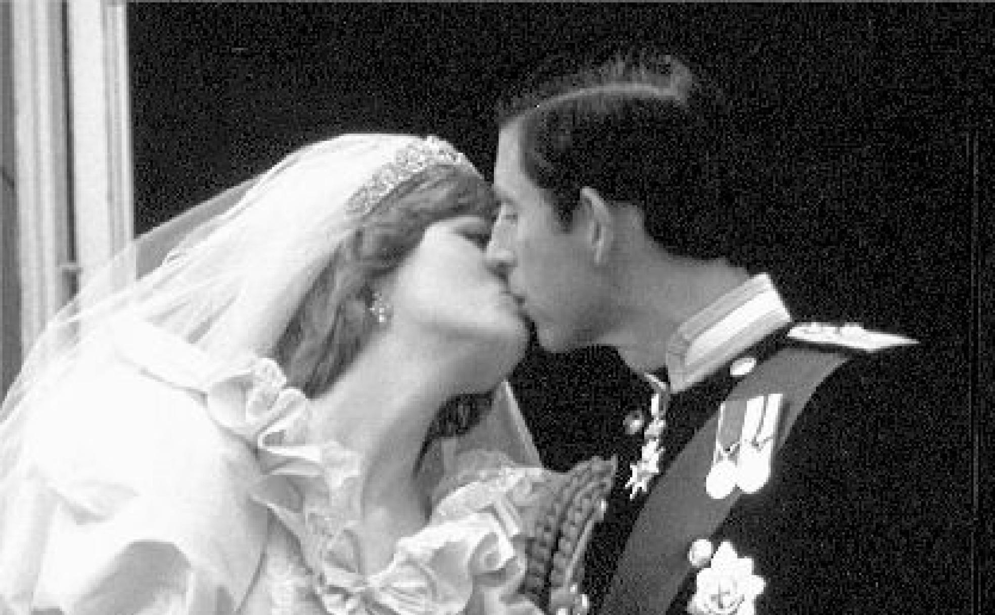 Diana de Gales y Carlos de Inglaterra se besan minutos después de contraer matrimonio, en julio de 1981.