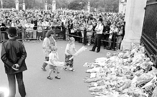 Flores a la puerta del Palacio de Buckingham en honor a Diana Spencer.