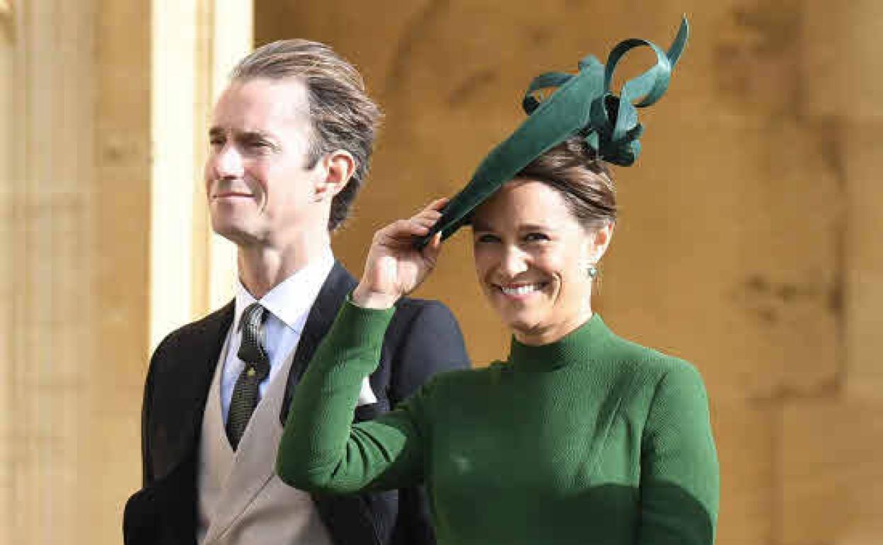 James Matthews (i) y a su mujer, Pippa Middleton.