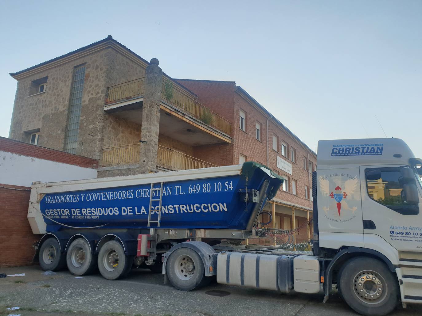 Fotos: El viejo colegio de Aguilar se desmantela