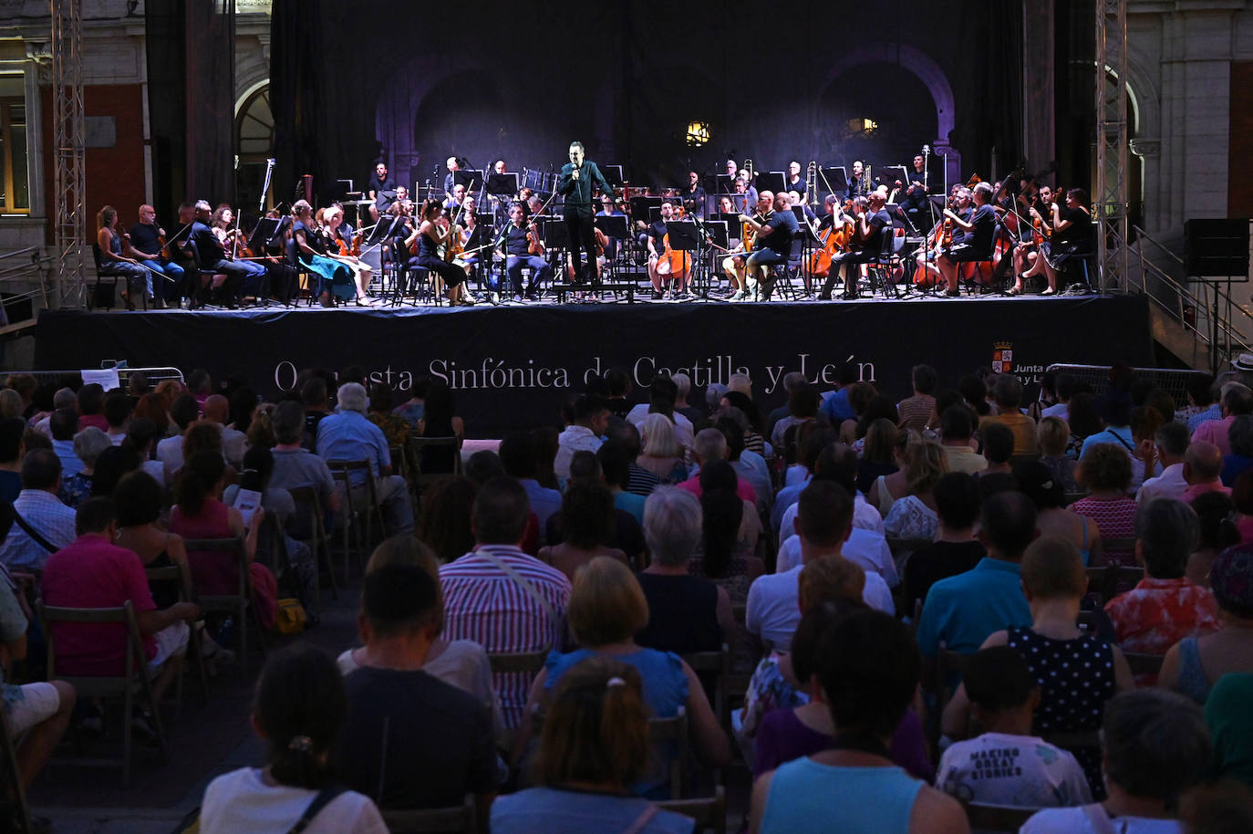 Concierto de la OSCyL, en la Plaza Mayor de Valladolid, este martes.
