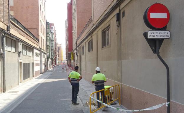 Los operarios rematan el 'by pass' provisional de agua potable en la calle Loza. 