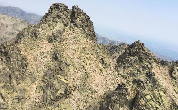 Fallece un montañero tras caer desde gran altura en el Pico Almanzor de Ávila