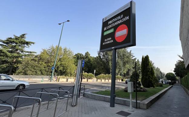 Pantalla que avisa del corte de tráfico en el paseo de Isabel la Católica. 