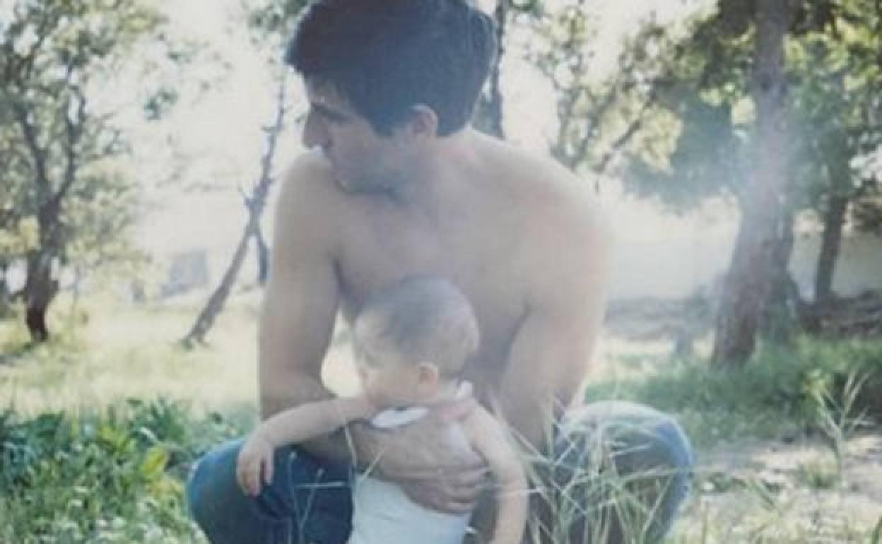 Quim Gutiérrez, con su hijo Bru. 