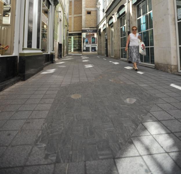 La calle Sierpe, con el suelo en forma de serpiente, en Valladolid. 