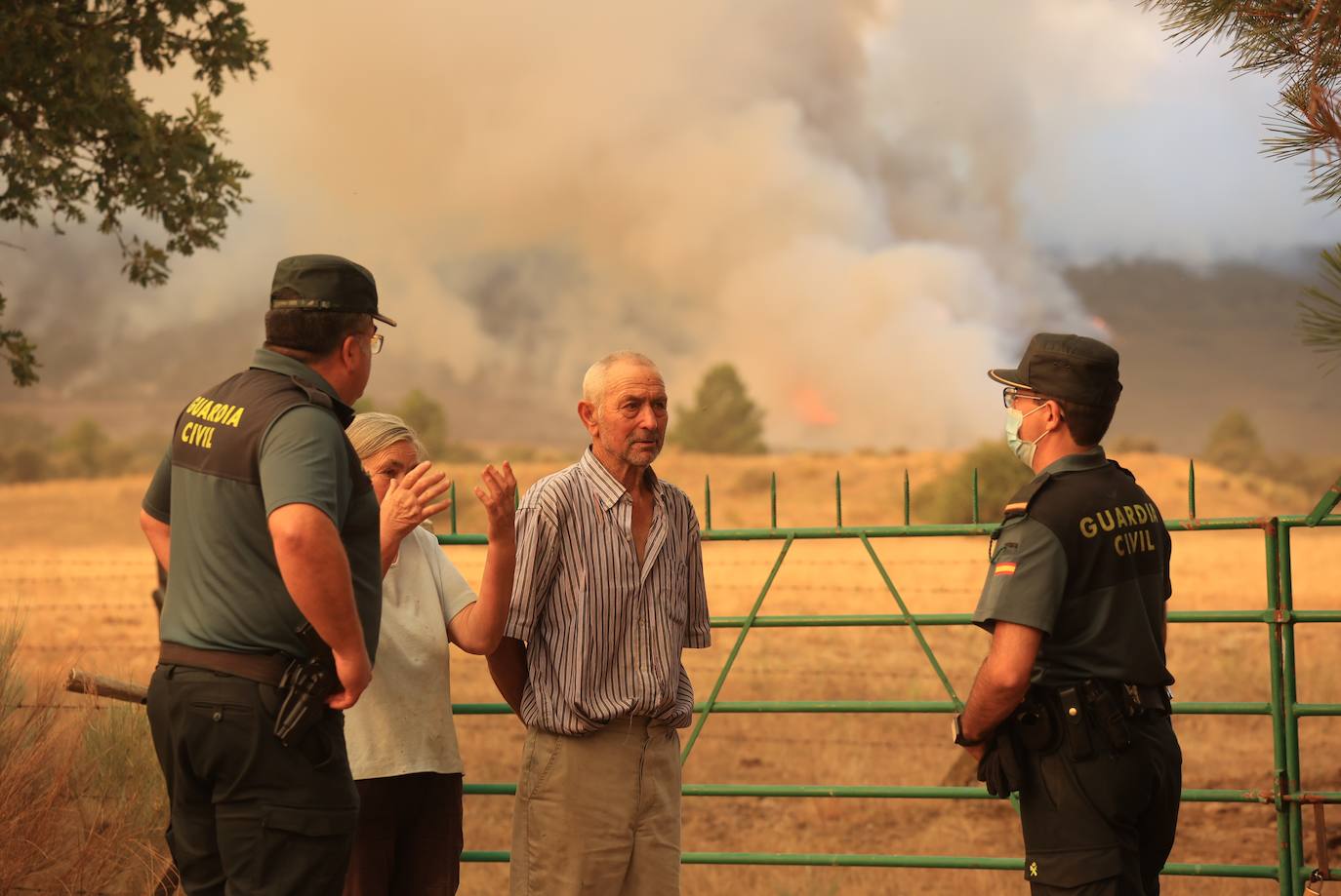 La Guardia Civil conversa con los vecinos para organizar el desalojo.