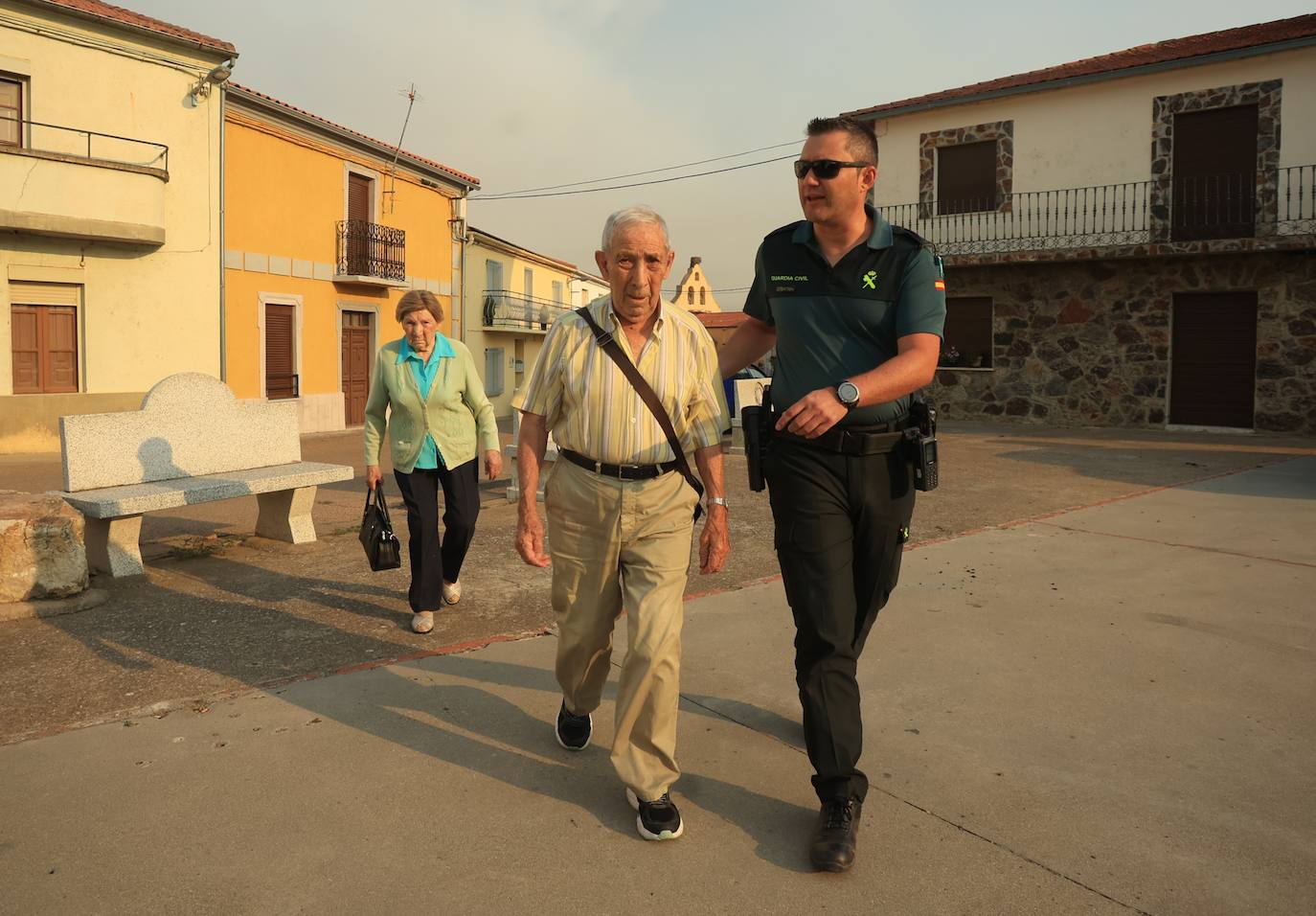 La Guardia Civil conversa con los vecinos para organizar el desalojo.