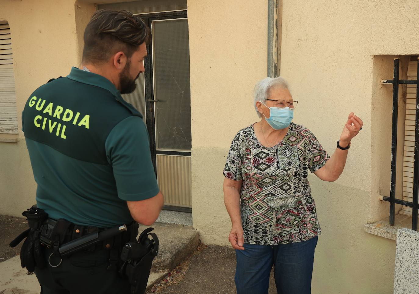 La Guardia Civil conversa con los vecinos para organizar el desalojo.