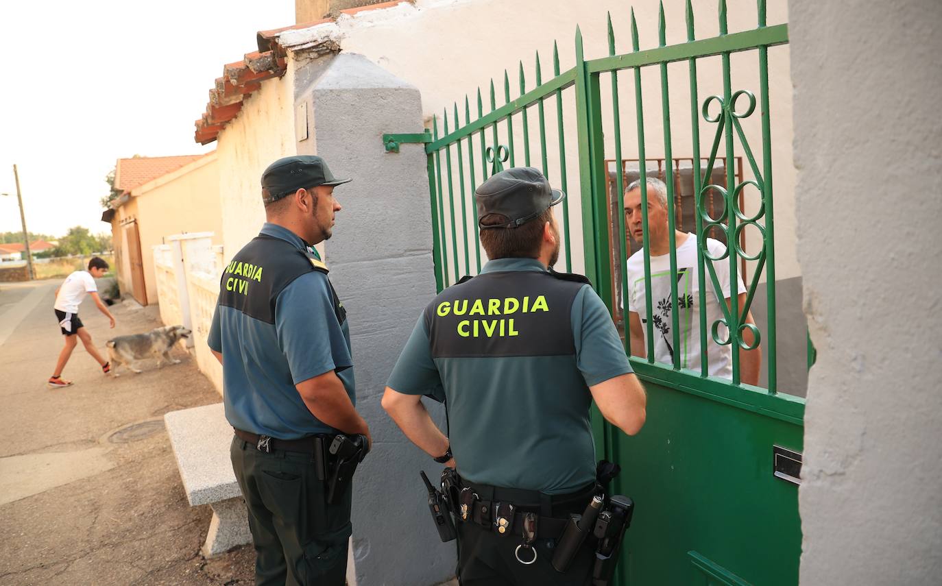 La Guardia Civil conversa con los vecinos para organizar el desalojo.