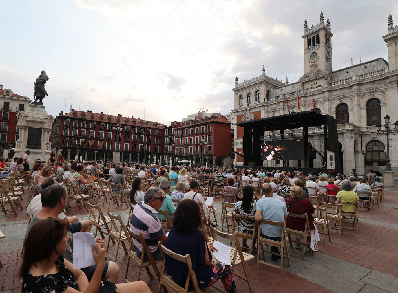 Proyección de 'Nabucco', en la Plaza mayor de Valladolid. 