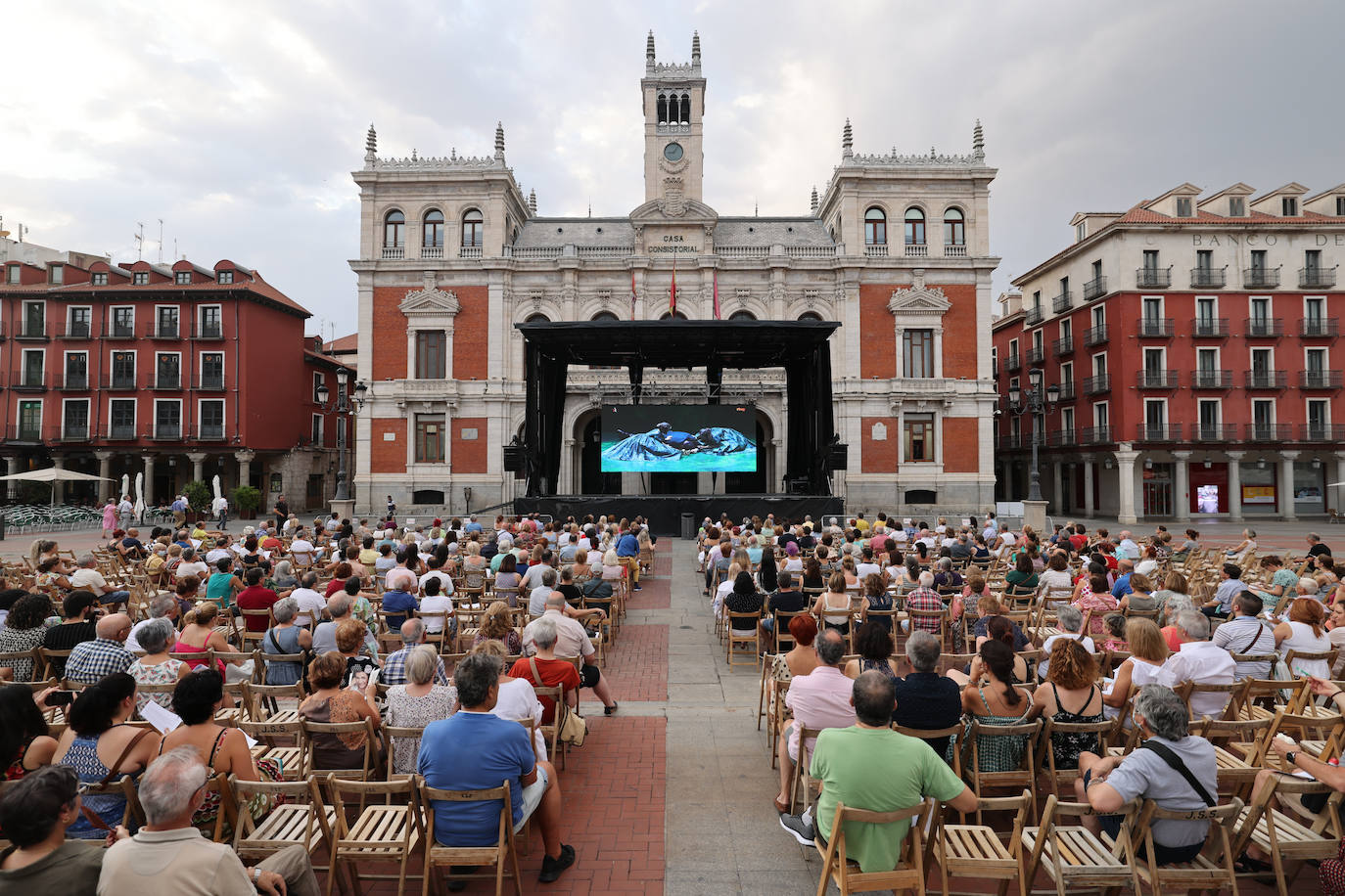 Proyección de 'Nabucco', en la Plaza mayor de Valladolid. 