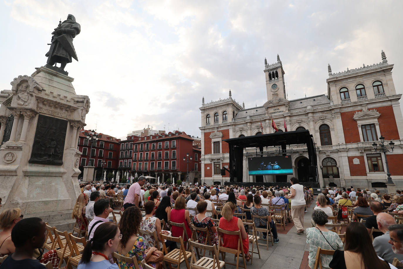 Proyección de 'Nabucco', en la Plaza mayor de Valladolid. 