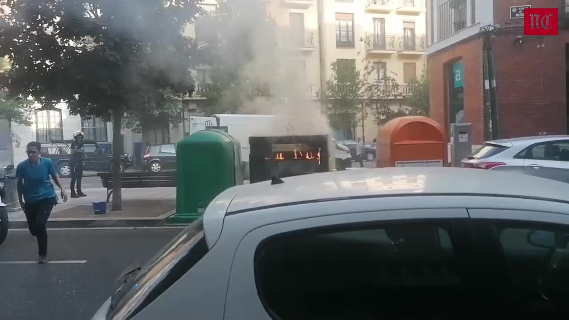 Un contenedor de papel y cartón arde en la Calle Gamazo