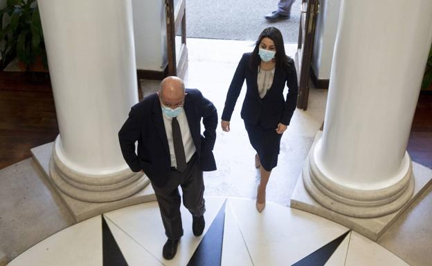 Foto que queda de la visita de Arrimadas a Mañueco, tras la moción de censura, visita en la que la presidenta de Cs orilló a Igea y a los consejeros naranjas de la coalición con el PP.