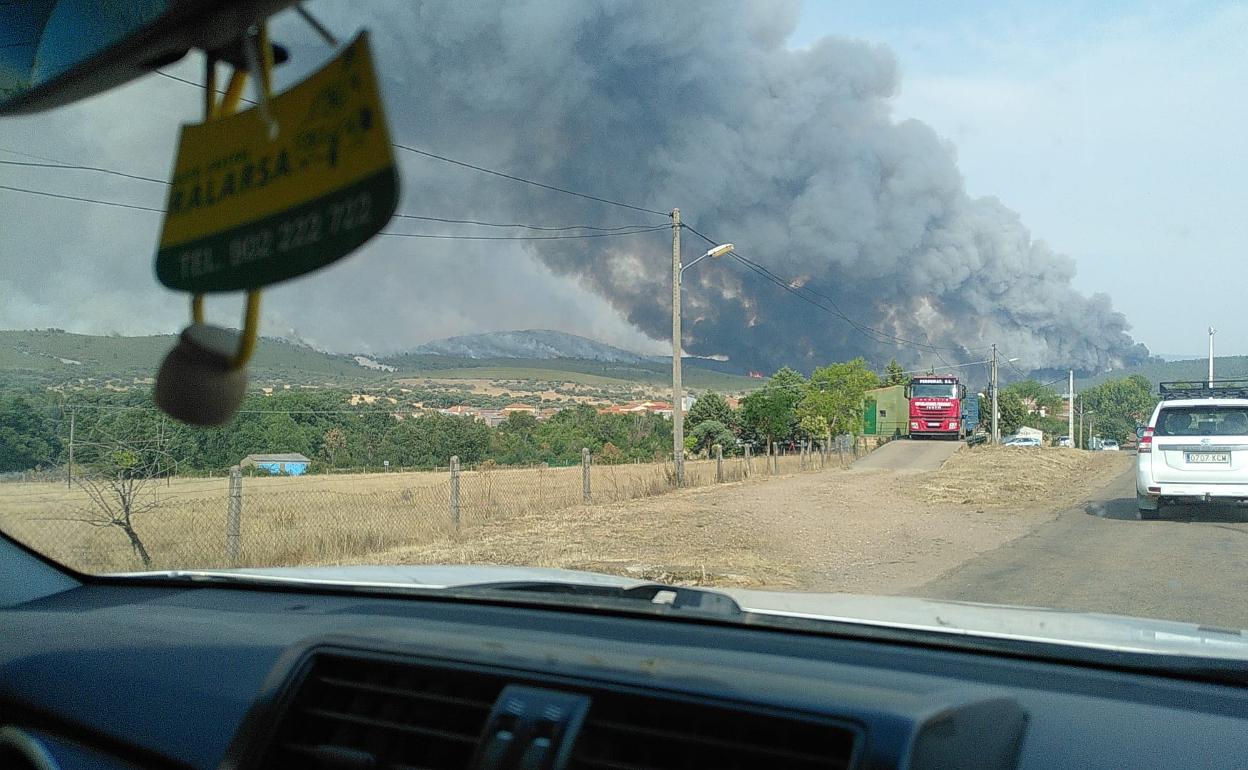 Imagen de la inmensa columna de humo que puede verse desde toda la zona de la Sierra de Francia y las Batuecas