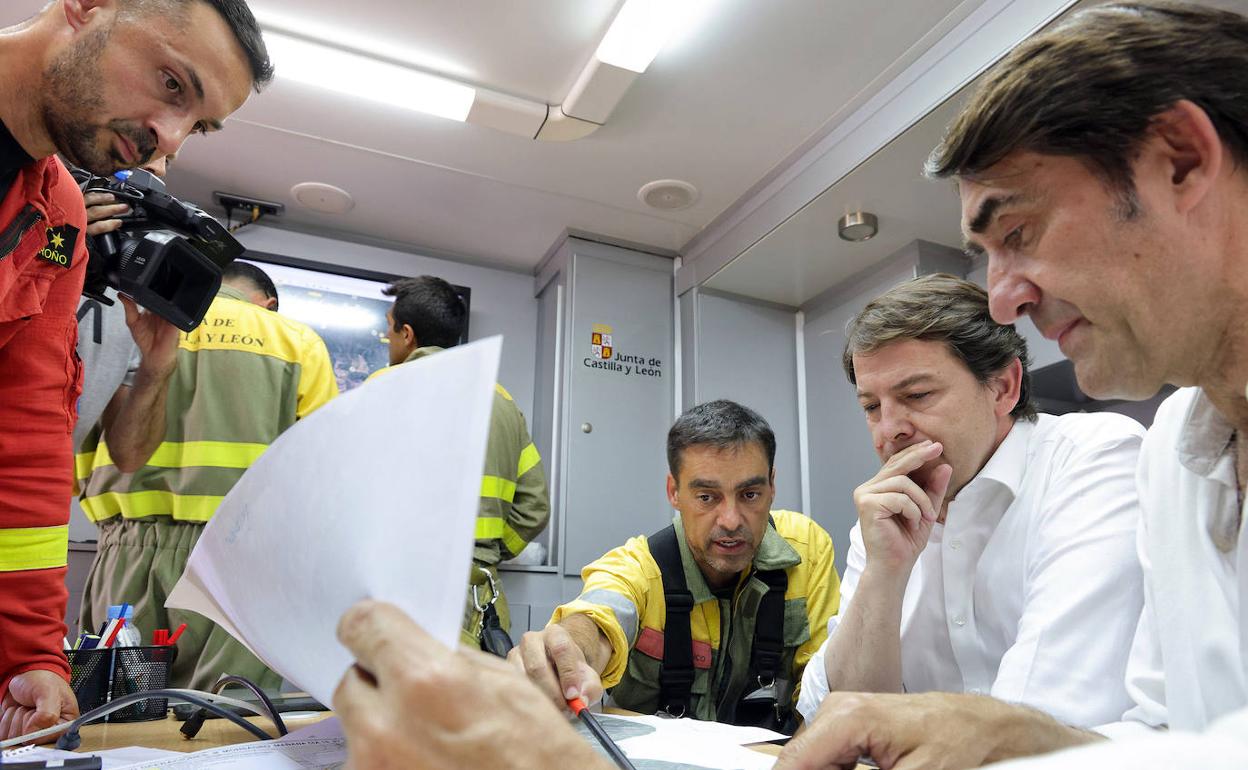 Mañueco, junto a Suárez-Quiñones y responsables del operatico contra el fuego, en el puesto de mando.