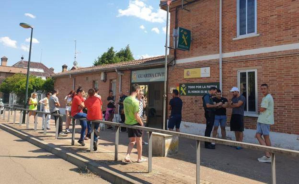 Vecinos que denunciaron este lunes en el cuartel de la Guardia Civil de Aguilar el maltrato del animal.