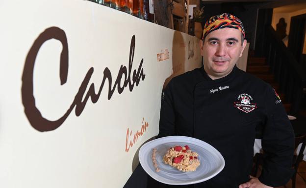 Alfonso Manzano muestra el arroz con mollejas. 