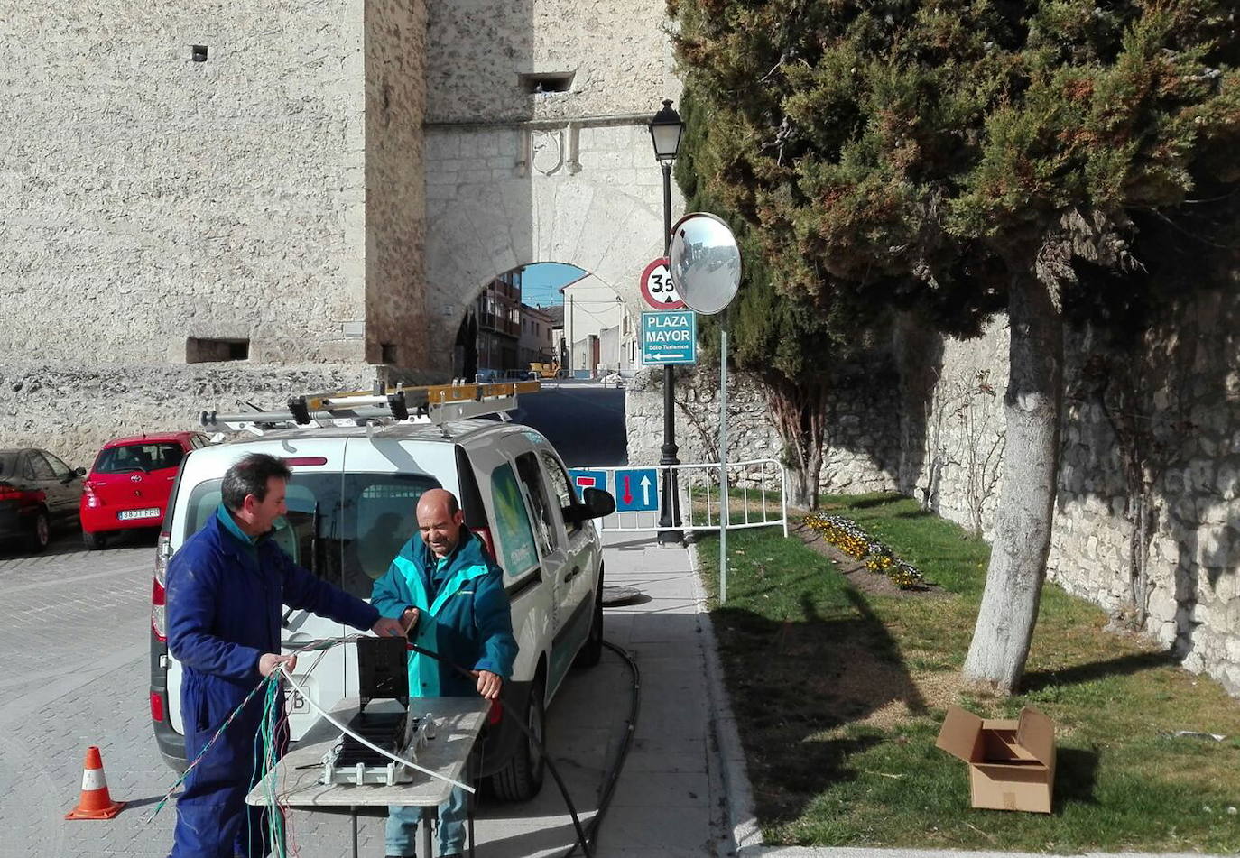 Instalación de la red de fibra óptica en un municipio de Segovia.